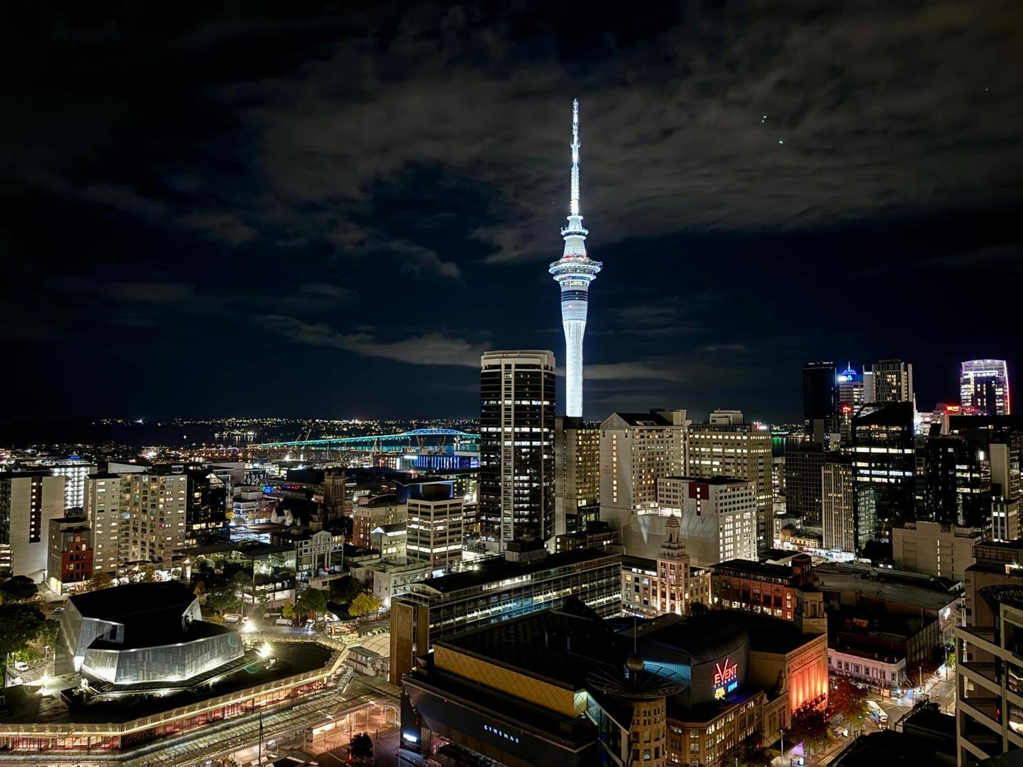 Skytower And City View 2 Bedroom Apartment On High Floor Auckland Exteriör bild